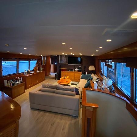Hotel Amazing Boat To Sleep In Barcelona à Sant Adrià de Besòs Extérieur photo